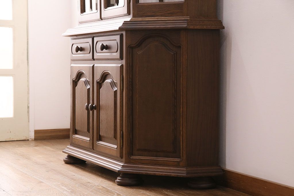 新古　未使用展示品　ベルギー輸入家具　飾り棚におすすめ!落ち着いた色合いのナラ材製のキャビネット(定価約40万円)(食器棚、収納棚、本箱)(R-049270)