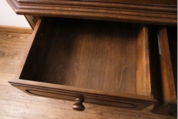 新古　未使用展示品　ベルギー輸入家具　飾り棚におすすめ!落ち着いた色合いのナラ材製のキャビネット(定価約40万円)(食器棚、収納棚、本箱)(R-049270)