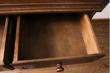 新古　未使用展示品　ベルギー輸入家具　飾り棚におすすめ!落ち着いた色合いのナラ材製のキャビネット(定価約40万円)(食器棚、収納棚、本箱)(R-049270)