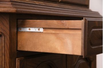 新古　未使用展示品　ベルギー輸入家具　飾り棚におすすめ!落ち着いた色合いのナラ材製のキャビネット(定価約40万円)(食器棚、収納棚、本箱)(R-049270)