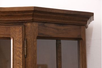 新古　未使用展示品　ベルギー輸入家具　飾り棚におすすめ!落ち着いた色合いのナラ材製のキャビネット(定価約40万円)(食器棚、収納棚、本箱)(R-049270)