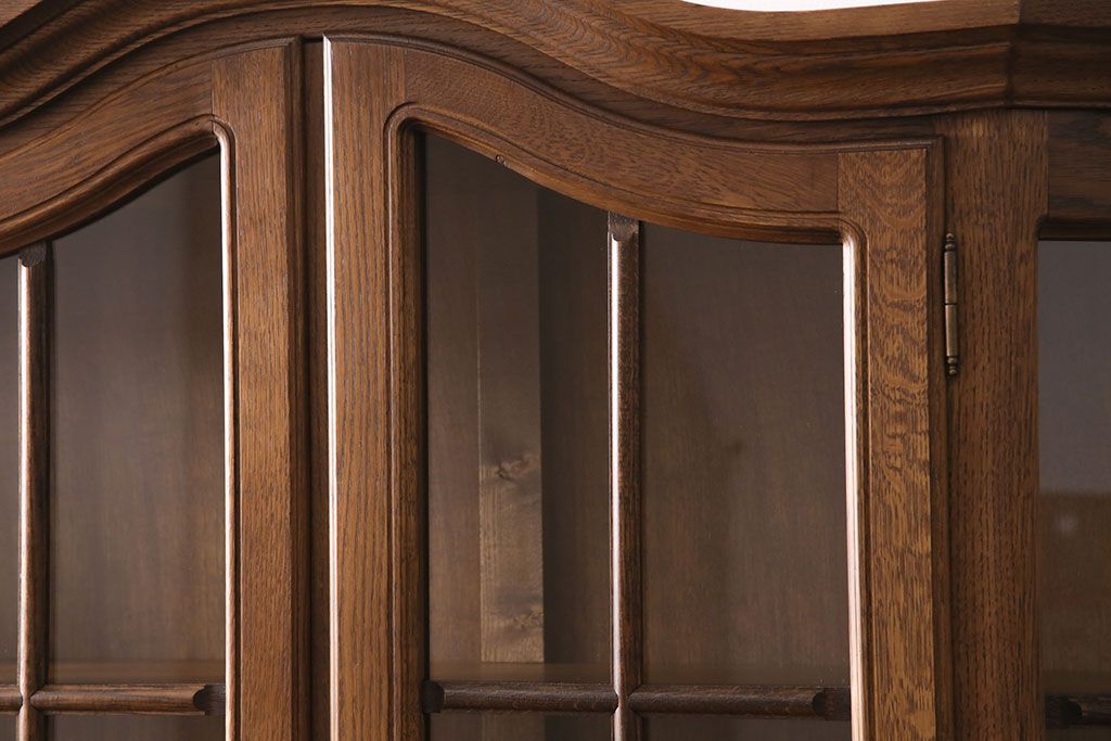 新古　未使用展示品　ベルギー輸入家具　飾り棚におすすめ!落ち着いた色合いのナラ材製のキャビネット(定価約40万円)(食器棚、収納棚、本箱)(R-049270)