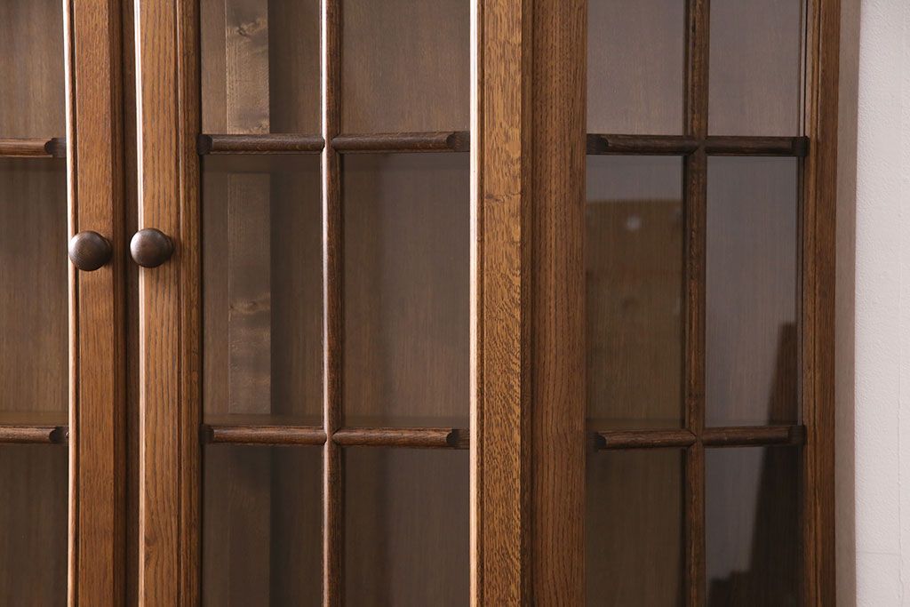 新古　未使用展示品　ベルギー輸入家具　飾り棚におすすめ!落ち着いた色合いのナラ材製のキャビネット(定価約40万円)(食器棚、収納棚、本箱)(R-049270)