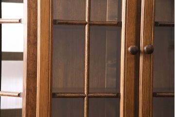 新古　未使用展示品　ベルギー輸入家具　飾り棚におすすめ!落ち着いた色合いのナラ材製のキャビネット(定価約40万円)(食器棚、収納棚、本箱)(R-049270)