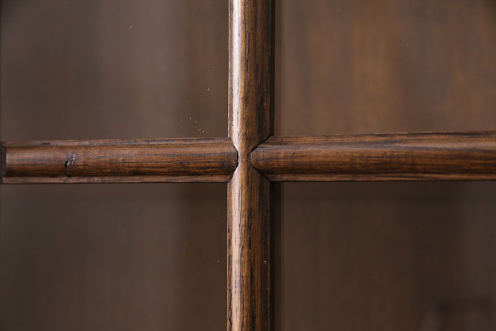 新古　未使用展示品　ベルギー輸入家具　飾り棚におすすめ!落ち着いた色合いのナラ材製のキャビネット(定価約40万円)(食器棚、収納棚、本箱)(R-049270)