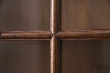 新古　未使用展示品　ベルギー輸入家具　飾り棚におすすめ!落ち着いた色合いのナラ材製のキャビネット(定価約40万円)(食器棚、収納棚、本箱)(R-049270)