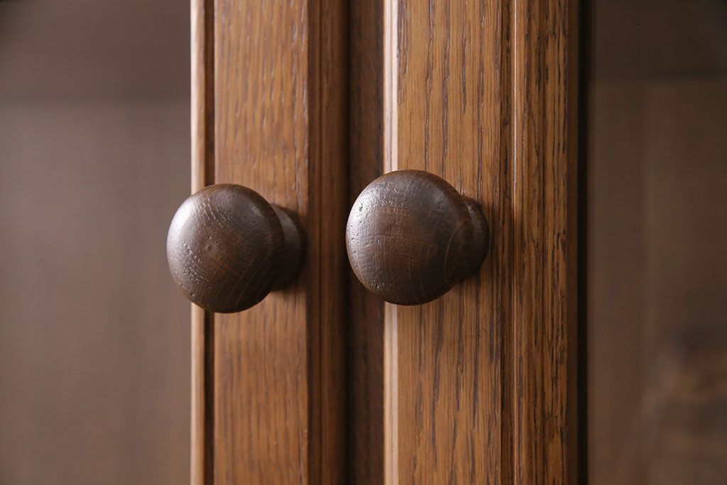 新古　未使用展示品　ベルギー輸入家具　飾り棚におすすめ!落ち着いた色合いのナラ材製のキャビネット(定価約40万円)(食器棚、収納棚、本箱)(R-049270)