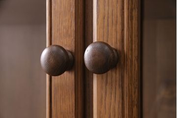 新古　未使用展示品　ベルギー輸入家具　飾り棚におすすめ!落ち着いた色合いのナラ材製のキャビネット(定価約40万円)(食器棚、収納棚、本箱)(R-049270)