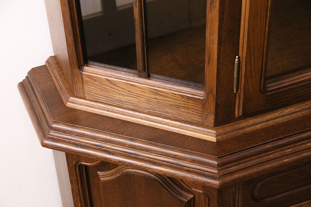 新古　未使用展示品　ベルギー輸入家具　飾り棚におすすめ!落ち着いた色合いのナラ材製のキャビネット(定価約40万円)(食器棚、収納棚、本箱)(R-049270)