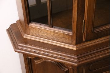 新古　未使用展示品　ベルギー輸入家具　飾り棚におすすめ!落ち着いた色合いのナラ材製のキャビネット(定価約40万円)(食器棚、収納棚、本箱)(R-049270)