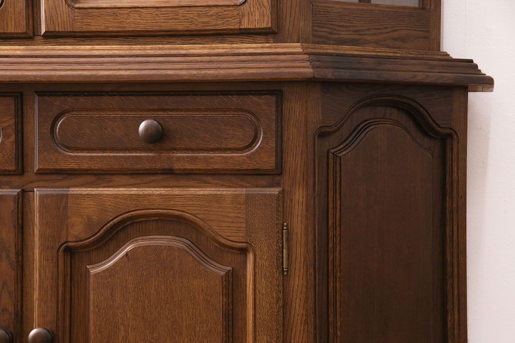 新古　未使用展示品　ベルギー輸入家具　飾り棚におすすめ!落ち着いた色合いのナラ材製のキャビネット(定価約40万円)(食器棚、収納棚、本箱)(R-049270)