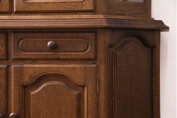 新古　未使用展示品　ベルギー輸入家具　飾り棚におすすめ!落ち着いた色合いのナラ材製のキャビネット(定価約40万円)(食器棚、収納棚、本箱)(R-049270)