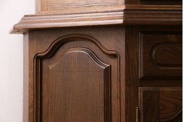 新古　未使用展示品　ベルギー輸入家具　飾り棚におすすめ!落ち着いた色合いのナラ材製のキャビネット(定価約40万円)(食器棚、収納棚、本箱)(R-049270)