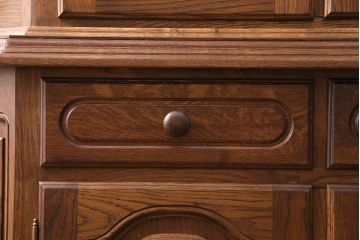 新古　未使用展示品　ベルギー輸入家具　飾り棚におすすめ!落ち着いた色合いのナラ材製のキャビネット(定価約40万円)(食器棚、収納棚、本箱)(R-049270)