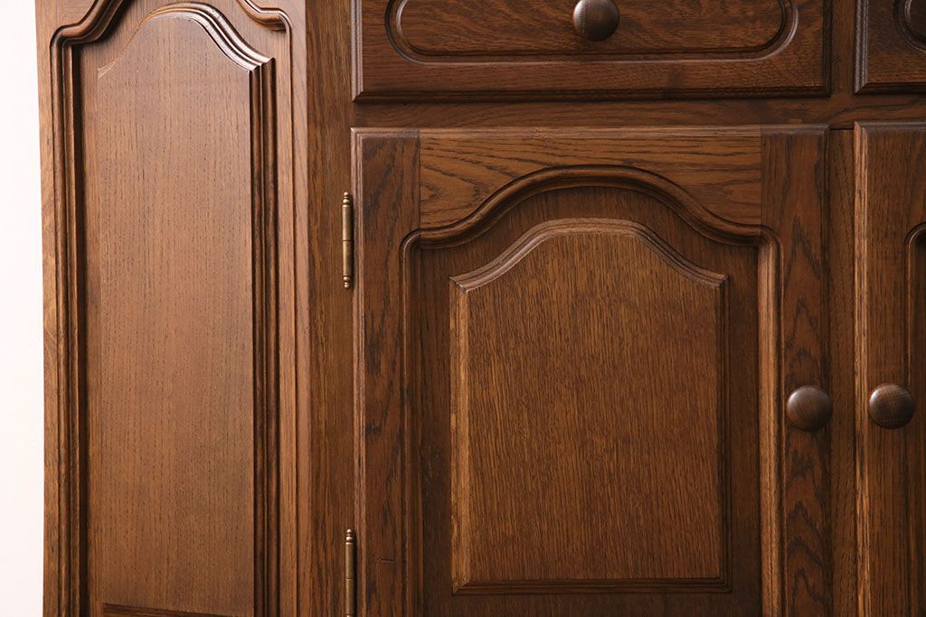 新古　未使用展示品　ベルギー輸入家具　飾り棚におすすめ!落ち着いた色合いのナラ材製のキャビネット(定価約40万円)(食器棚、収納棚、本箱)(R-049270)