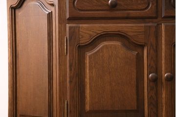 新古　未使用展示品　ベルギー輸入家具　飾り棚におすすめ!落ち着いた色合いのナラ材製のキャビネット(定価約40万円)(食器棚、収納棚、本箱)(R-049270)