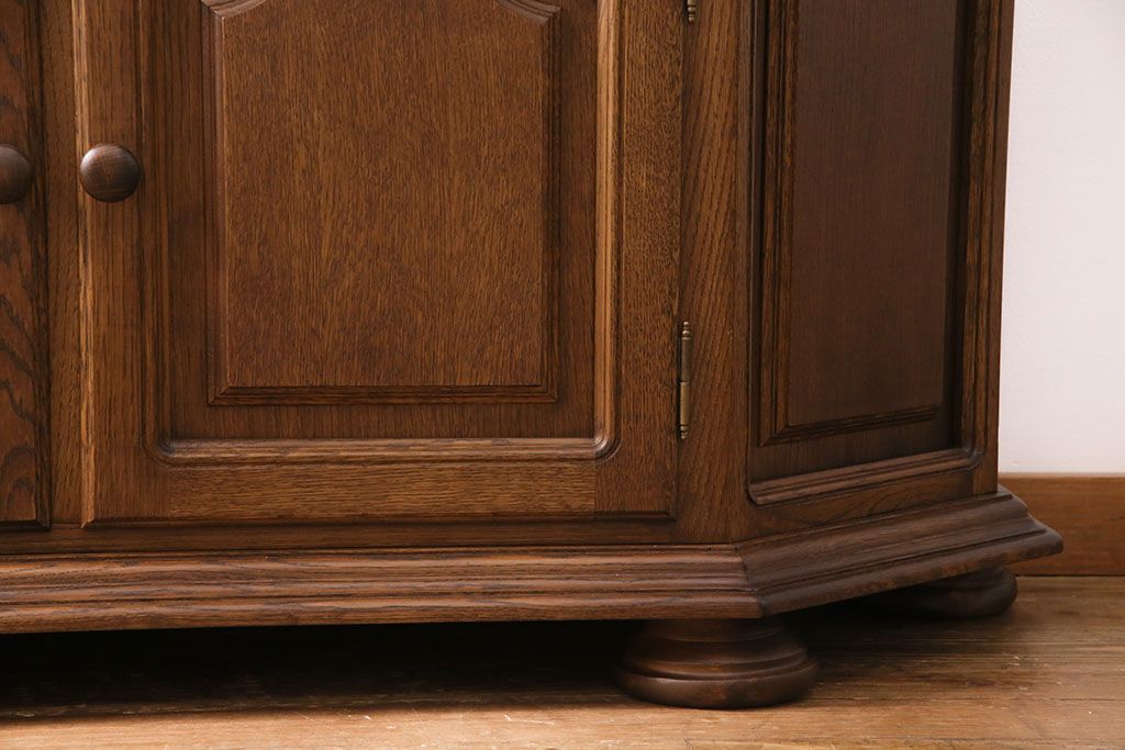 新古　未使用展示品　ベルギー輸入家具　飾り棚におすすめ!落ち着いた色合いのナラ材製のキャビネット(定価約40万円)(食器棚、収納棚、本箱)(R-049270)