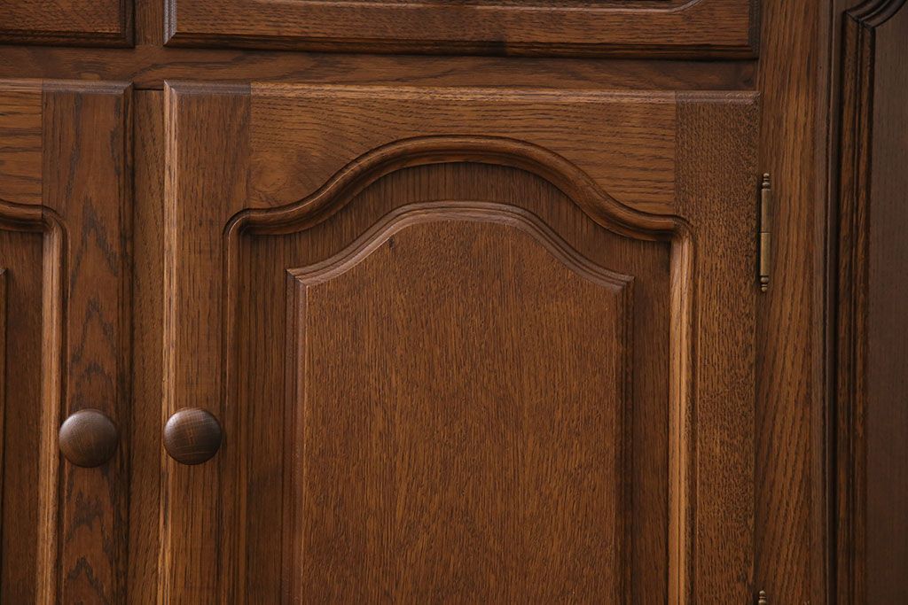 新古　未使用展示品　ベルギー輸入家具　飾り棚におすすめ!落ち着いた色合いのナラ材製のキャビネット(定価約40万円)(食器棚、収納棚、本箱)(R-049270)