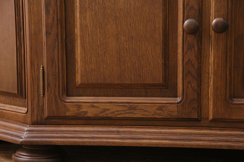 新古　未使用展示品　ベルギー輸入家具　飾り棚におすすめ!落ち着いた色合いのナラ材製のキャビネット(定価約40万円)(食器棚、収納棚、本箱)(R-049270)