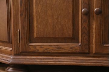 新古　未使用展示品　ベルギー輸入家具　飾り棚におすすめ!落ち着いた色合いのナラ材製のキャビネット(定価約40万円)(食器棚、収納棚、本箱)(R-049270)