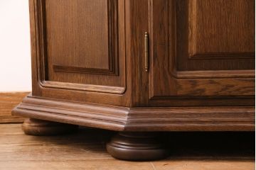 新古　未使用展示品　ベルギー輸入家具　飾り棚におすすめ!落ち着いた色合いのナラ材製のキャビネット(定価約40万円)(食器棚、収納棚、本箱)(R-049270)