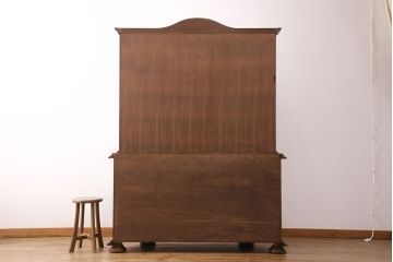新古　未使用展示品　ベルギー輸入家具　飾り棚におすすめ!落ち着いた色合いのナラ材製のキャビネット(定価約40万円)(食器棚、収納棚、本箱)(R-049270)