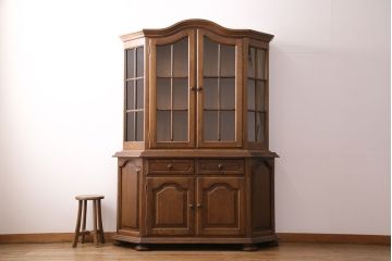新古品　展示品　ベルギー輸入家具　飾り棚におすすめ!落ち着いた色合いのナラ材製のキャビネット(定価約40万円)(食器棚、収納棚、本箱)(R-049270)