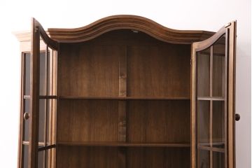 新古品　展示品　ベルギー輸入家具　飾り棚におすすめ!落ち着いた色合いのナラ材製のキャビネット(定価約40万円)(食器棚、収納棚、本箱)(R-049270)