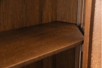 新古品　展示品　ベルギー輸入家具　飾り棚におすすめ!落ち着いた色合いのナラ材製のキャビネット(定価約40万円)(食器棚、収納棚、本箱)(R-049270)