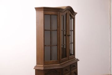 新古品　展示品　ベルギー輸入家具　飾り棚におすすめ!落ち着いた色合いのナラ材製のキャビネット(定価約40万円)(食器棚、収納棚、本箱)(R-049270)