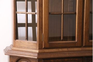 新古品　展示品　ベルギー輸入家具　飾り棚におすすめ!落ち着いた色合いのナラ材製のキャビネット(定価約40万円)(食器棚、収納棚、本箱)(R-049270)