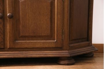 新古品　展示品　ベルギー輸入家具　飾り棚におすすめ!落ち着いた色合いのナラ材製のキャビネット(定価約40万円)(食器棚、収納棚、本箱)(R-049270)