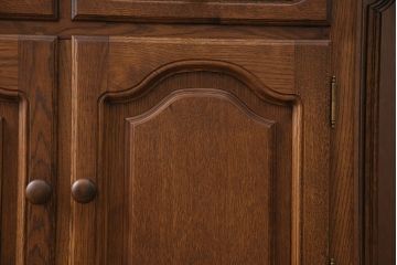 新古品　展示品　ベルギー輸入家具　飾り棚におすすめ!落ち着いた色合いのナラ材製のキャビネット(定価約40万円)(食器棚、収納棚、本箱)(R-049270)