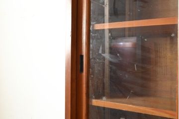 和製アンティーク　昭和中期　人気の薄型!　重ねガラス戸棚(収納棚、キャビネット、食器棚、飾り棚)(R-049271)