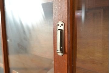 和製アンティーク　昭和中期　人気の薄型!　ガラス戸棚(収納棚、キャビネット、食器棚、飾り棚、サイドボード)(R-049272)