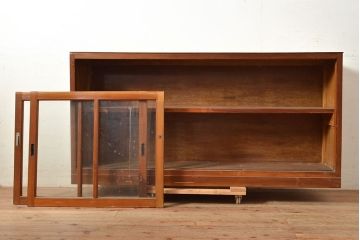 和製アンティーク　昭和中期　人気の薄型!　ガラス戸棚(収納棚、キャビネット、食器棚、飾り棚、サイドボード)(R-049273)