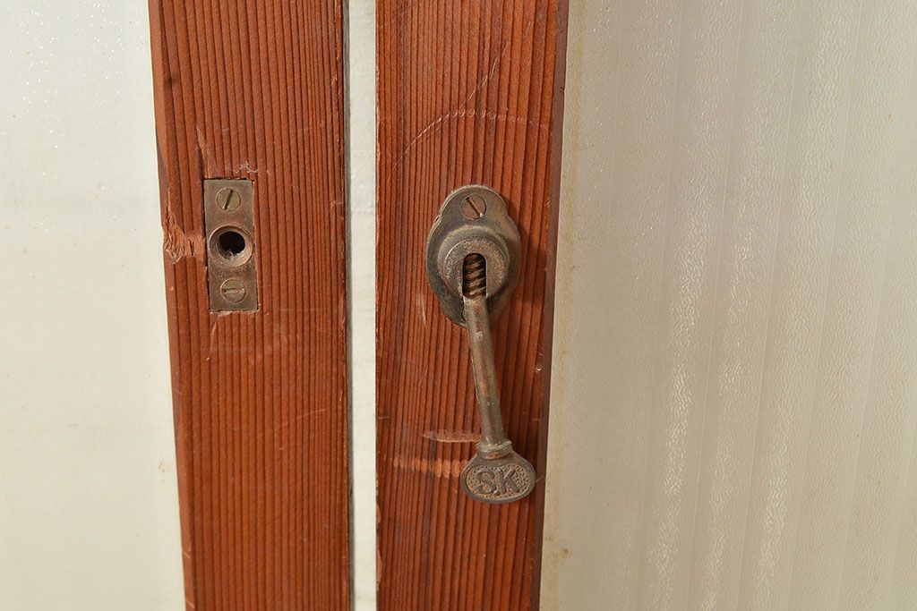 ヴィンテージ建具　昭和中期　銀モールガラス　温かみある色合いで空間を明るくしてくれるガラス戸2枚セット　(R-049274)