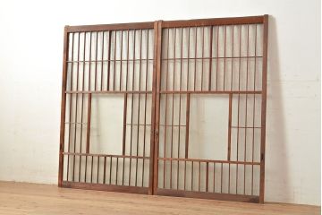 アンティーク建具　どこか懐かしさが漂うレトロなガラス入り格子戸2枚セット(引き戸、窓、建具)(R-049285)