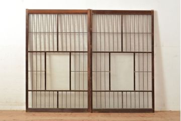 アンティーク建具　どこか懐かしさが漂うレトロなガラス入り格子戸2枚セット(引き戸、窓、建具)(R-049285)