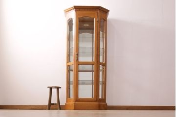 中古　美品　横浜クラシック家具　ダニエル(Daniel)　アーリーアメリカン　A-214　クラシカルな佇まいが魅力のガラスケース(飾り棚、キュリオケース、コレクションケース、キャビネット)(定価約67万円)(R-049290)