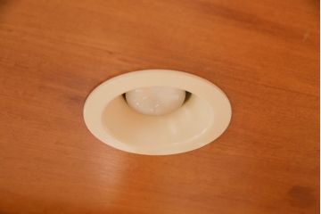 中古　美品　横浜クラシック家具　ダニエル(Daniel)　アーリーアメリカン　A-214　クラシカルな佇まいが魅力のガラスケース(飾り棚、キュリオケース、コレクションケース、キャビネット)(定価約67万円)(R-049290)