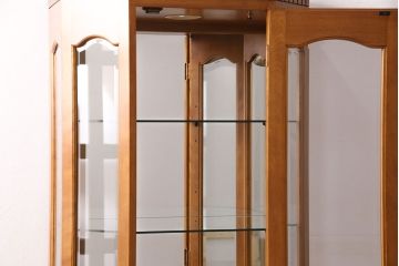 中古　美品　横浜クラシック家具　ダニエル(Daniel)　アーリーアメリカン　A-214　クラシカルな佇まいが魅力のガラスケース(飾り棚、キュリオケース、コレクションケース、キャビネット)(定価約67万円)(R-049290)