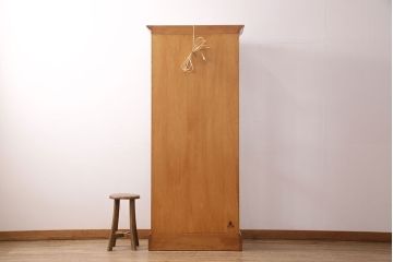 中古　美品　横浜クラシック家具　ダニエル(Daniel)　アーリーアメリカン　A-214　クラシカルな佇まいが魅力のガラスケース(飾り棚、キュリオケース、コレクションケース、キャビネット)(定価約67万円)(R-049290)