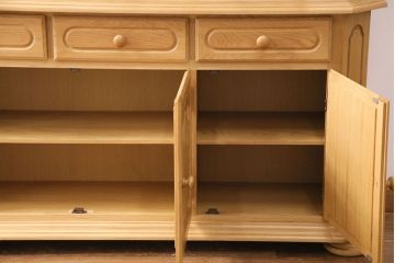 新古品　展示品　ベルギー輸入家具　明るい色合いが木のぬくもりを感じるオーク材製のキャビネット(定価約38万円)(食器棚、収納棚)(R-049304)