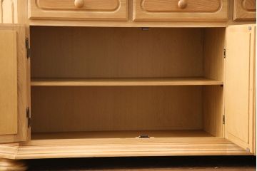 新古品　展示品　ベルギー輸入家具　明るい色合いが木のぬくもりを感じるオーク材製のキャビネット(定価約38万円)(食器棚、収納棚)(R-049304)