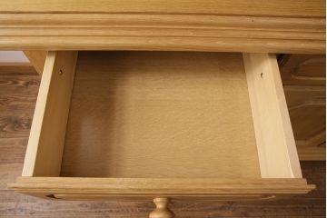 新古品　展示品　ベルギー輸入家具　明るい色合いが木のぬくもりを感じるオーク材製のキャビネット(定価約38万円)(食器棚、収納棚)(R-049304)