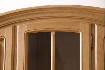 新古品　展示品　ベルギー輸入家具　明るい色合いが木のぬくもりを感じるオーク材製のキャビネット(定価約38万円)(食器棚、収納棚)(R-049304)