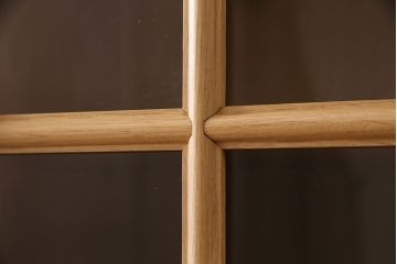 新古品　展示品　ベルギー輸入家具　明るい色合いが木のぬくもりを感じるオーク材製のキャビネット(定価約38万円)(食器棚、収納棚)(R-049304)