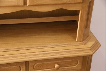 新古品　展示品　ベルギー輸入家具　明るい色合いが木のぬくもりを感じるオーク材製のキャビネット(定価約38万円)(食器棚、収納棚)(R-049304)