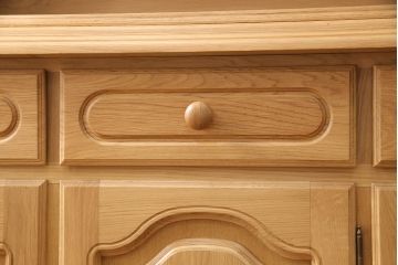 新古品　展示品　ベルギー輸入家具　明るい色合いが木のぬくもりを感じるオーク材製のキャビネット(定価約38万円)(食器棚、収納棚)(R-049304)